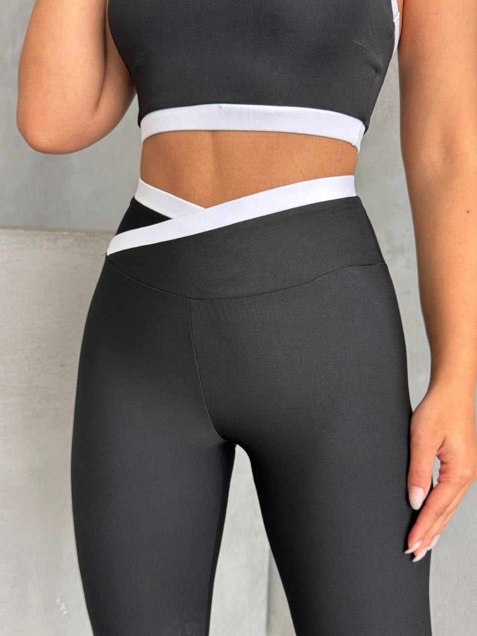 LH Hurrem Black & White Cross-Waist Active Set – Premium Fitness Design